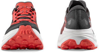 Vorder- und Rückansicht von roten und schwarzen Laufschuhen mit markanter Sohle. Vorder- und Rückansicht von roten und schwarzen Laufschuhen mit markanter Sohle.