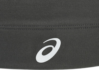 Graues Stoffstück mit weißem Asics-Logo und Nähten.