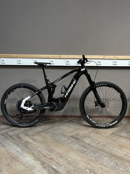 Ein schwarzes Haibike E-Bike mit Federung auf Holzboden.