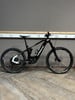 Ein schwarzes Haibike E-Bike mit Federung auf Holzboden.