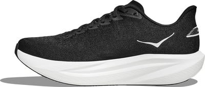 Schwarzer Laufschuh mit weißer Sohle und Markenlogo. Schwarzer Laufschuh mit weißer Sohle und Markenlogo.