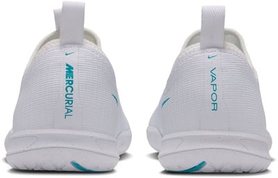 Pohled zezadu na bílé boty Nike Mercurial Vapor s tyrkysovým logem.