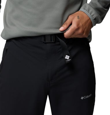 Detail einer schwarzen Columbia-Hose für Herren mit Gürtel und Logo. Detail einer schwarzen Columbia-Hose für Herren mit Gürtel und Logo.