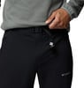 Detail einer schwarzen Columbia-Hose für Herren mit Gürtel und Logo.