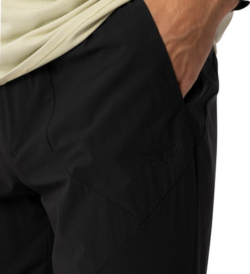 Detail eines Mannes in schwarzer Hose mit Hand in der Tasche und beigefarbenem Hemd. Detail eines Mannes in schwarzer Hose mit Hand in der Tasche und beigefarbenem Hemd.