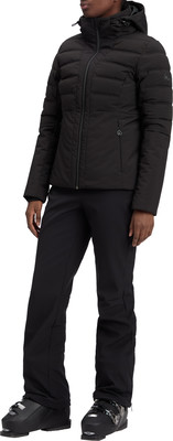 Schwarze Daunenjacke mit Kapuze und Skihose mit Skischuhen.