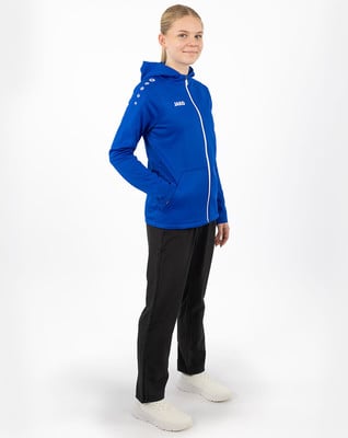 Eine Frau in einem blauen Hoodie und schwarzer Hose auf weißem Grund. Eine Frau in einem blauen Hoodie und schwarzer Hose auf weißem Grund.