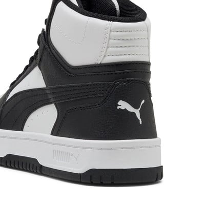Fekete-fehér Puma magas szárú cipő Puma logóval a sarkán.