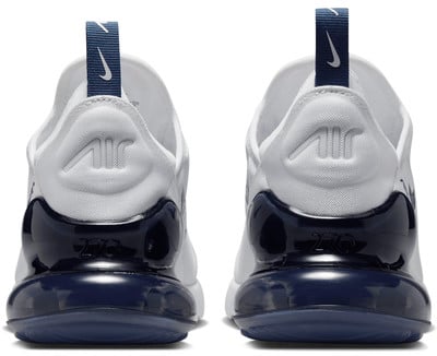 Fehér Nike cipők hátulról, sötétkék sarokkal és Air logóval. Fehér Nike cipők hátulról, sötétkék sarokkal és Air logóval.