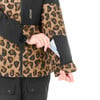 Eine Frau steckt eine Karte in eine Ärmeltasche einer Leopardenjacke.