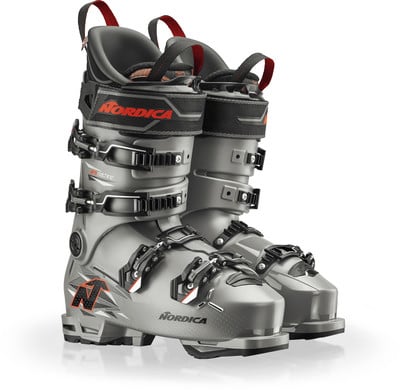 Herren-Skischuhe von Nordica in Grau mit roten Details.
