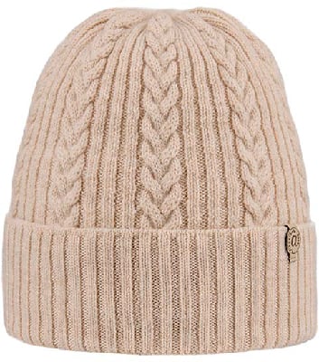 Eine beige Strickmütze mit Zopfmuster und Rippbund. Eine beige Strickmütze mit Zopfmuster und Rippbund.