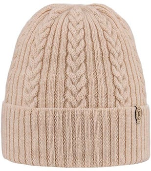 Eine beige Strickmütze mit Zopfmuster und Rippbund.