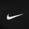 Weißes Nike-Logo auf schwarzem Textil, Nahaufnahme.