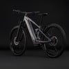 Graues Fullsuspension E-Bike von Cube mit schwarzen Rädern und Federung.