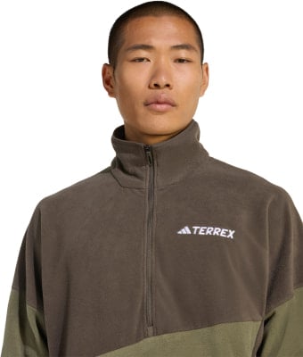 Mann in dunkelgrünem Fleece-Pullover mit Terrex-Logo.