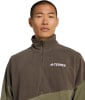 Mann in dunkelgrünem Fleece-Pullover mit Terrex-Logo.