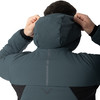 Ein Mann passt die Kapuze einer dunklen Jacke an, von hinten gesehen.