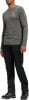 Mann in grauem Langarmshirt und schwarzer Hose mit Stiefeln.