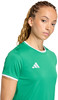 Damen-T-Shirt von Adidas in Grün mit weißem Logo und Halsausschnitt.