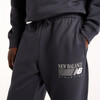 Detail einer dunkelblauen Jogginghose mit New Balance Logo und Athletics Schriftzug.