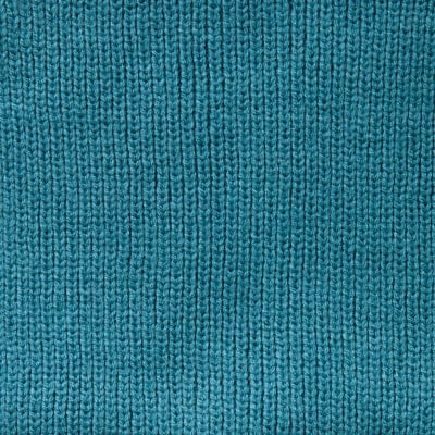 Detail einer Strickware mit Rippenmuster in Türkis.