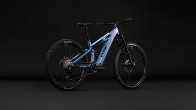 Ein vollgefedertes Cube E-Bike mit futuristischem Design in Blautönen. Ein vollgefedertes Cube E-Bike mit futuristischem Design in Blautönen.
