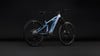 Ein vollgefedertes Cube E-Bike mit futuristischem Design in Blautönen.