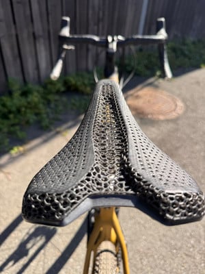 Der Fahrradsattel hat ein einzigartiges 3D-gedrucktes Design mit Löchern. Der Fahrradsattel hat ein einzigartiges 3D-gedrucktes Design mit Löchern.