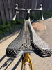 Der Fahrradsattel hat ein einzigartiges 3D-gedrucktes Design mit Löchern.