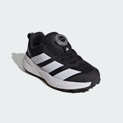 Černé dětské boty Adidas Terrex s bílými pruhy a BOA systémem. Černé dětské boty Adidas Terrex s bílými pruhy a BOA systémem.