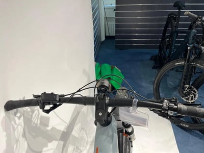 Ein E-Bike-Lenker mit Display und Licht in einem Geschäft.