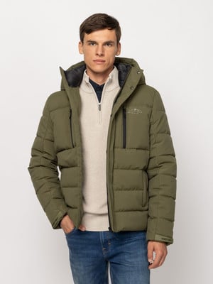 Egy férfi khaki színű, kapucnis puffer dzsekiben, alatta bézs pulóverrel. Egy férfi khaki színű, kapucnis puffer dzsekiben, alatta bézs pulóverrel.