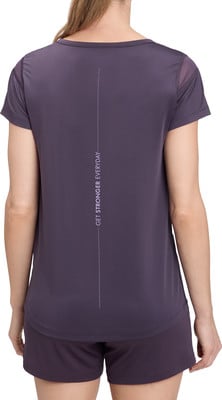 Zadní strana dámského trička s nápisem 'GET STRONGER EVERYDAY'. Zadní strana dámského trička s nápisem 'GET STRONGER EVERYDAY'.