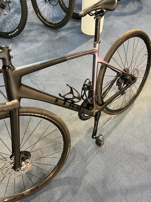Modernes Fahrrad mit Carbonrahmen und Scheibenbremsen auf blauem Teppich. Modernes Fahrrad mit Carbonrahmen und Scheibenbremsen auf blauem Teppich.