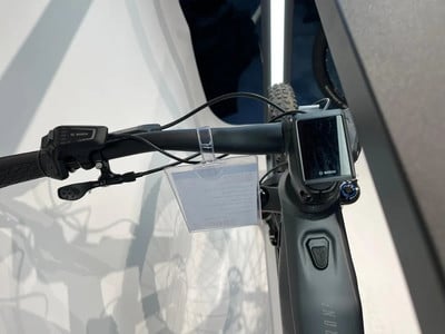 Detail eines E-Bike-Lenkers mit Bosch-Display und Bedienelementen Detail eines E-Bike-Lenkers mit Bosch-Display und Bedienelementen