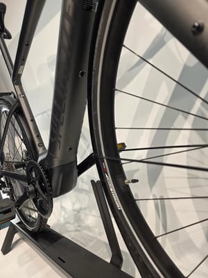 Detail eines E-Bikes mit Antrieb und Kette auf einem Ständer. Detail eines E-Bikes mit Antrieb und Kette auf einem Ständer.