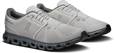 Graue Laufschuhe mit markanter Sohle und Markenlogo. Graue Laufschuhe mit markanter Sohle und Markenlogo.