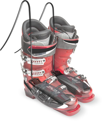 Rote Skischuhe mit schwarzen Riemen und Schnallen auf weißem Grund. Rote Skischuhe mit schwarzen Riemen und Schnallen auf weißem Grund.