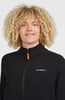 Junger Mann mit lockigem blondem Haar trägt eine schwarze Jacke mit O'Neill-Logo.