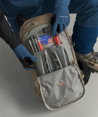 Rucksack mit Lawinensonde, Schaufel und Erste-Hilfe-Set, bereit für den Winter. Rucksack mit Lawinensonde, Schaufel und Erste-Hilfe-Set, bereit für den Winter.
