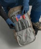 Rucksack mit Lawinensonde, Schaufel und Erste-Hilfe-Set, bereit für den Winter.