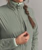 Detail einer Damenjacke mit Tasche und hellgrünem Kragen.
