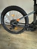 Hinterrad eines Mountain-E-Bikes mit Schaltwerk und Pedal.