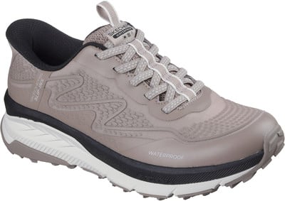 Bequemer beiger wasserdichter Skechers Freizeitschuh mit Schnürsenkeln. Bequemer beiger wasserdichter Skechers Freizeitschuh mit Schnürsenkeln.