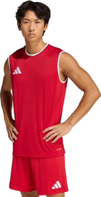 Ein junger Mann in einem roten Adidas-Trikot und Shorts mit weißem Logo. Ein junger Mann in einem roten Adidas-Trikot und Shorts mit weißem Logo.