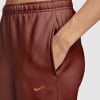 Detail einer Nike Jogginghose mit Tasche und Markenlogo.