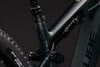 Detail des Hinterbaus eines Mountainbikes mit Dämpfer und Aufschrift ONE.
