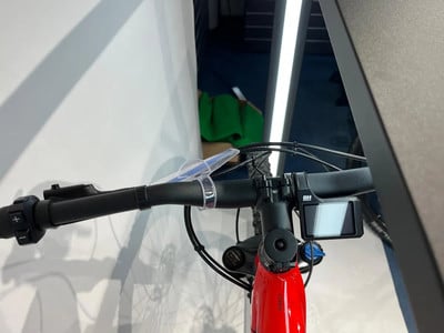 Detail des Lenkers eines E-Bikes mit Display und Bedienelementen. Detail des Lenkers eines E-Bikes mit Display und Bedienelementen.