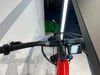 Detail des Lenkers eines E-Bikes mit Display und Bedienelementen.